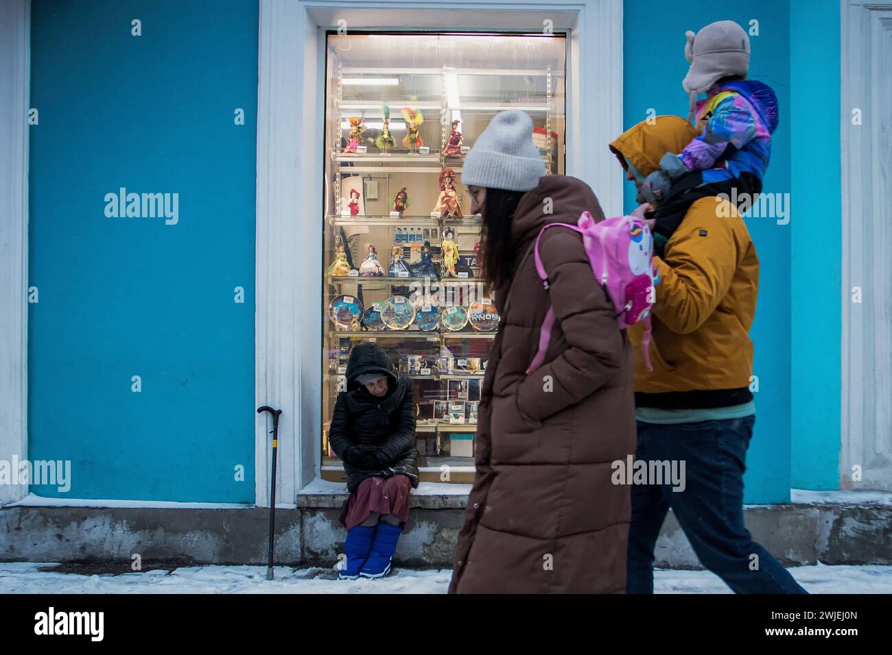 St Pietroburgo, Russia. 14 febbraio 2024. I cittadini camminano lungo le strade della città di San Pietroburgo. Credito: SOPA Images Limited/Alamy Live News Foto Stock