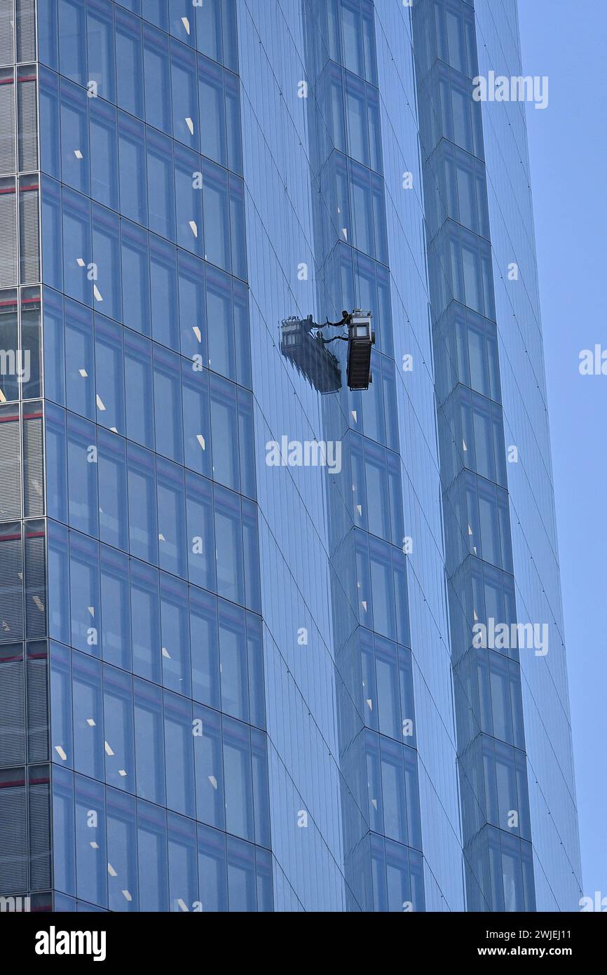 Regno Unito, Londra, The City: Lavavetri su una piattaforma alimentata lungo i vetri alti di un grattacielo Foto Stock