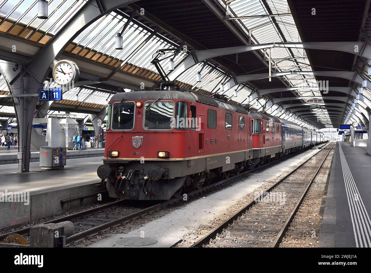 Svizzera, Zurigo: Treno rosso delle Ferrovie federali Svizzere al binario. Locomotiva elettrica re 420, originariamente re 4/4, UIC RE 420 Foto Stock