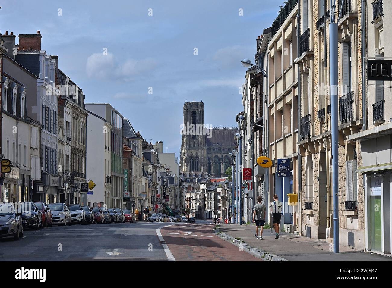 Reims (Francia nord-orientale): Via rue Gambetta nel distretto di Barbatre-Gambetta. Sullo sfondo, la cattedrale di Notre-Dame de Paris Foto Stock