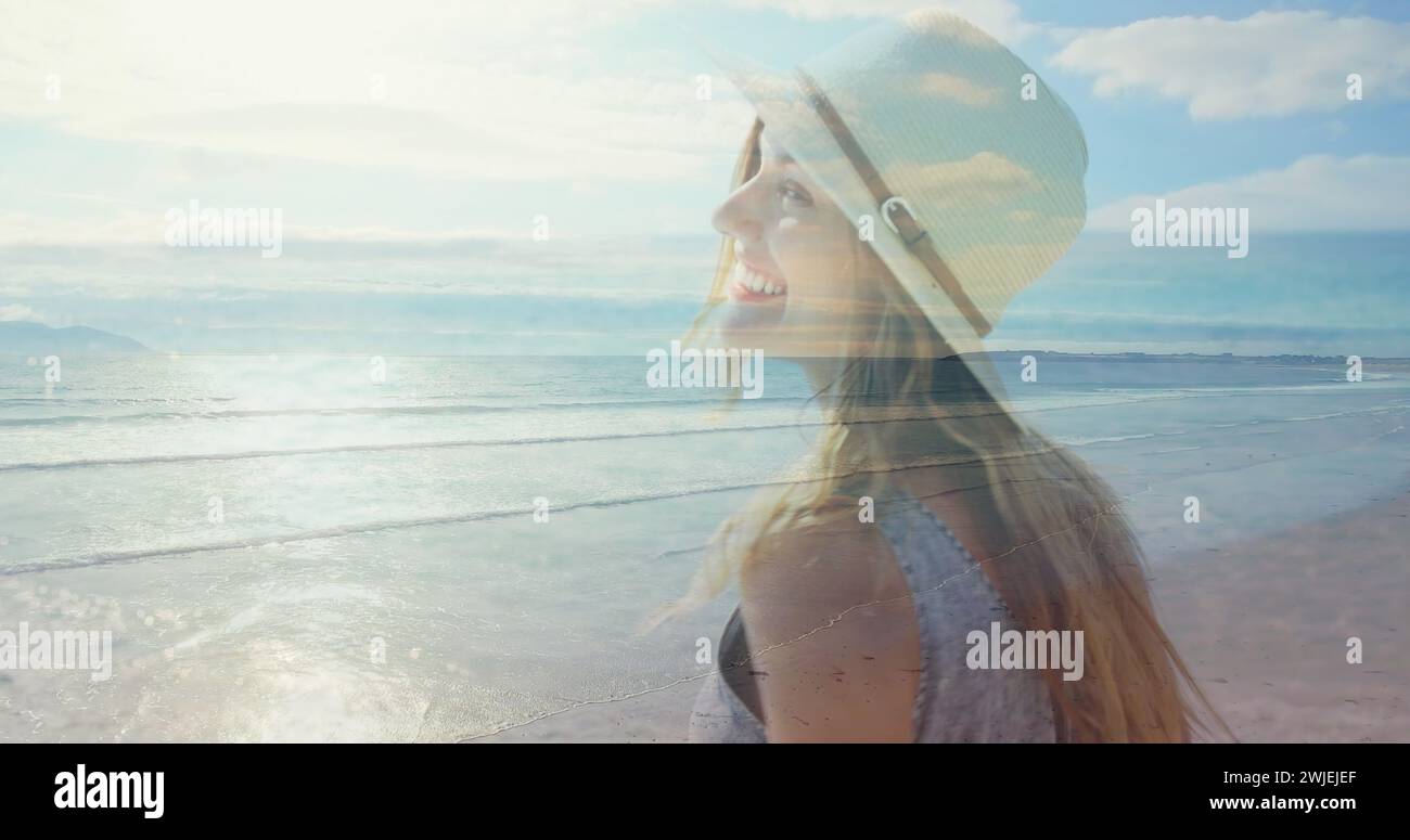 Primo piano di una donna caucasica che cammina in spiaggia Foto Stock