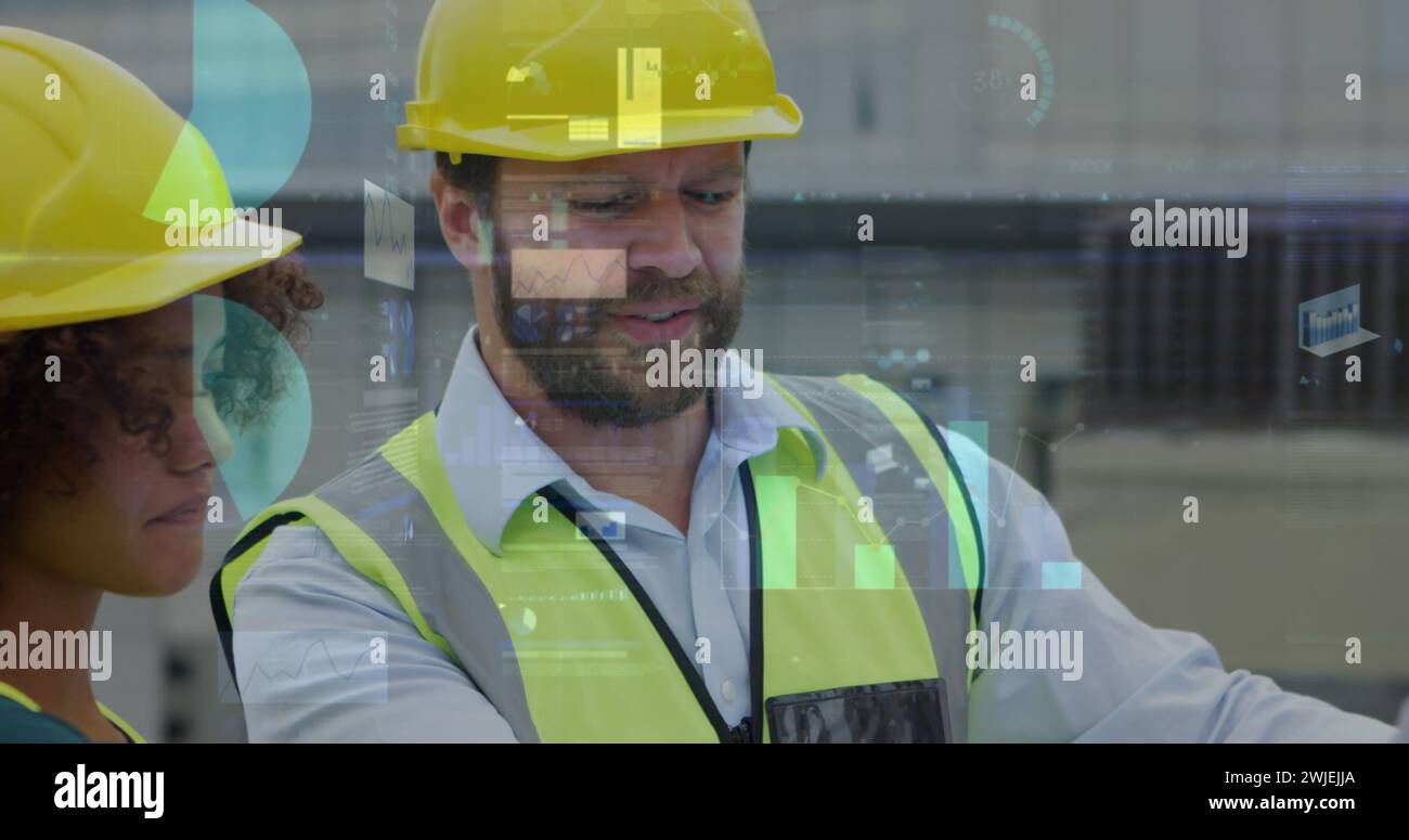 Due architetti esaminano una pianta dell'edificio con grafici Foto Stock