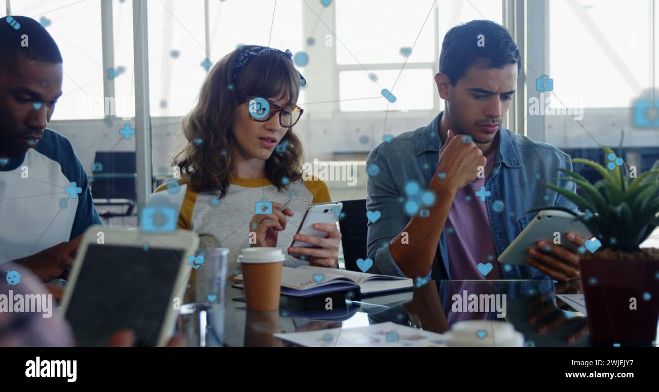 Immagine dell'interfaccia digitale che raffigura la tecnologia di rete globale tra i colleghi che utilizzano il dispositivo. Foto Stock