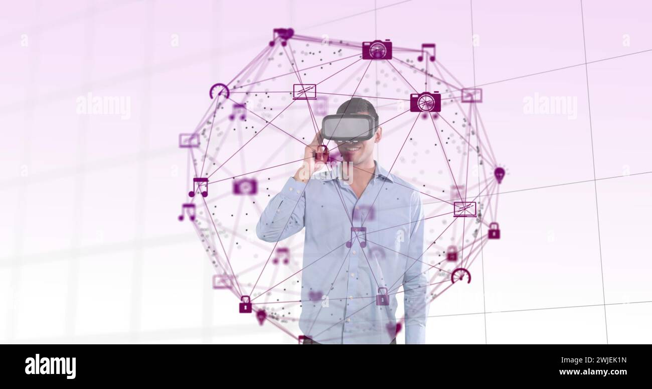 Uomo con visore VR interagisce con un'interfaccia di rete globale in un'immagine digitale. Foto Stock