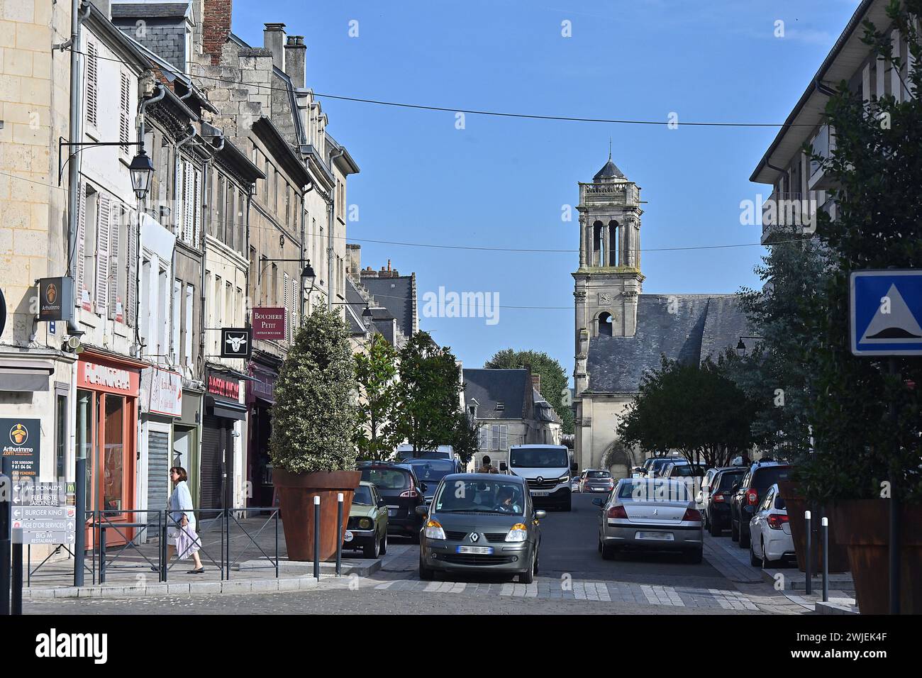 Soissons (Francia nord-orientale): rue du Commerce nel centro della città. Sullo sfondo, l'abbazia di Saint-Leger Foto Stock