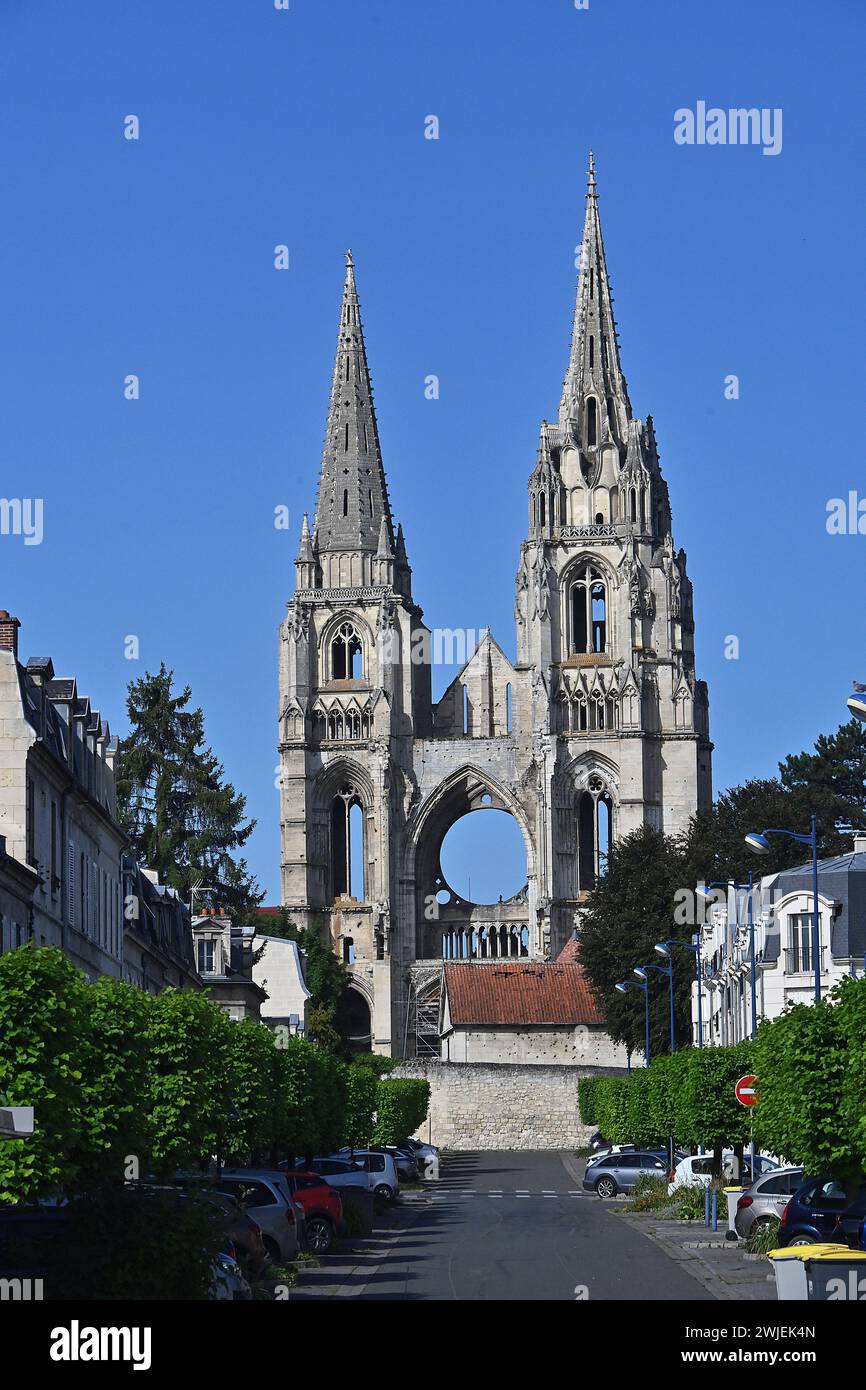 Soissons (Francia nord-orientale): Avenue Thiers e l'abbazia di Saint-Jean-des-Vignes, edificio registrato come National Historic Landmark (francese 'Mo Foto Stock