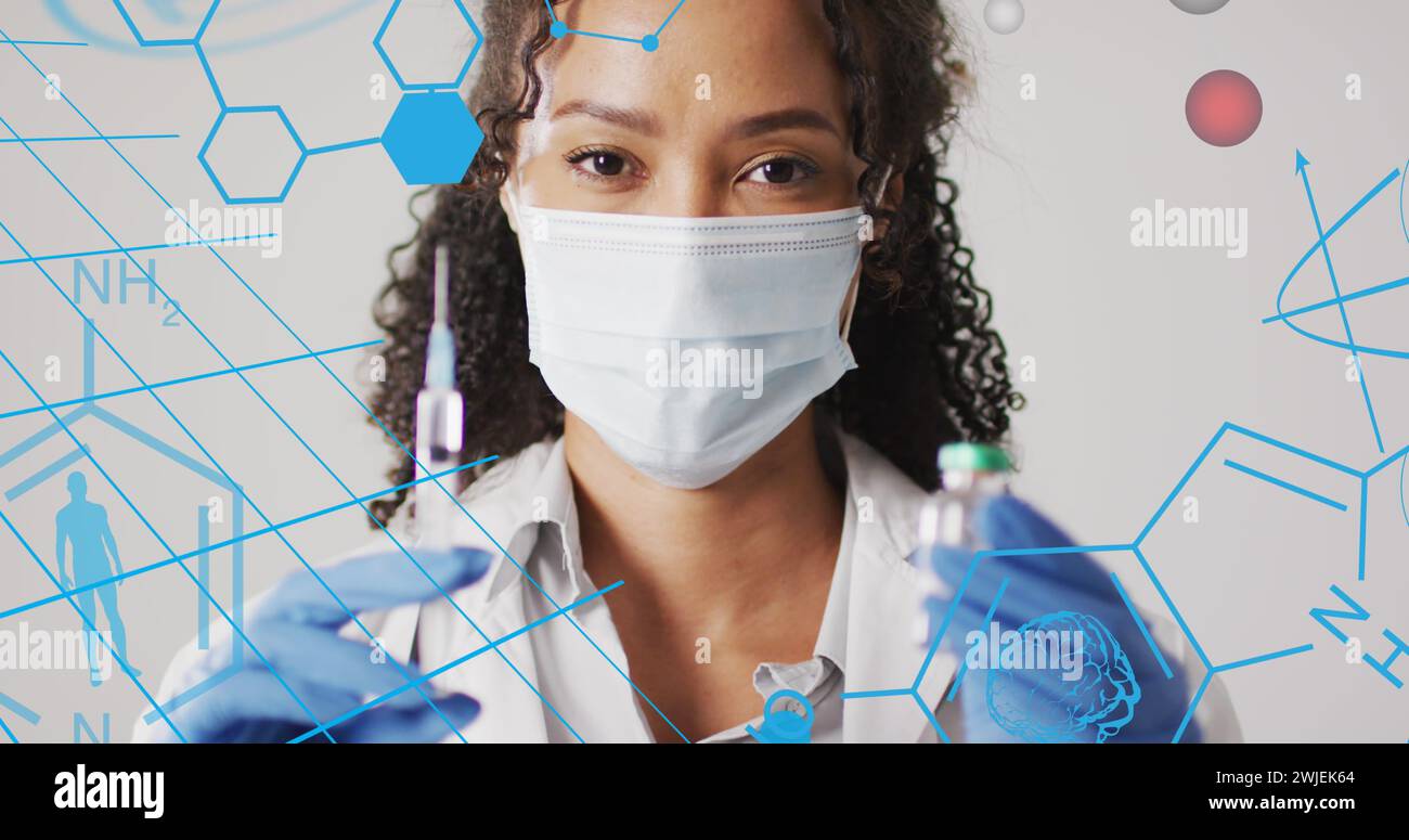 Immagine di strutture chimiche sopra medico birazziale femminile con vaccino e flaconcino Foto Stock