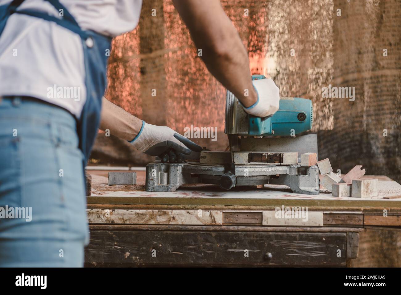 L'uomo del falegname ha tagliato il legno capolavoro di lavorazione artigianale del legno e crea mobili in legno in un'officina di legno. Foto Stock