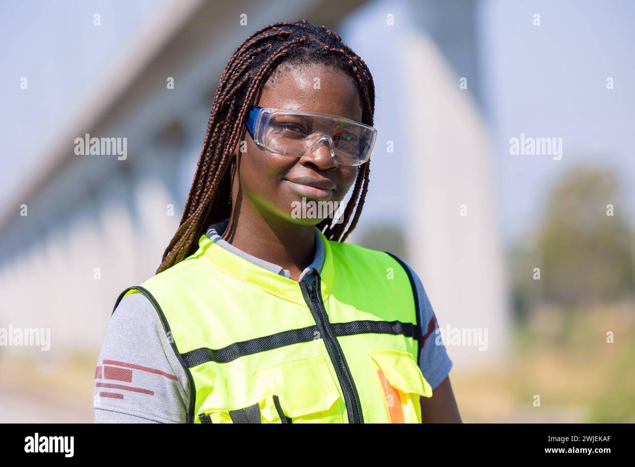 Ritratto ingegnere nero africano lavoratore lavoratore servizio di controllo in cantiere di binari ferroviari ferroviari nel settore dei trasporti Foto Stock