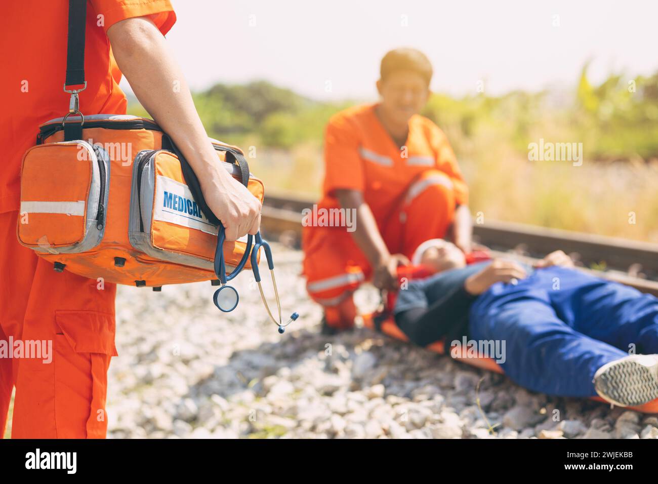 il team paramedico di emergenza medica mobile auto che lavora in azione aiuta il primo soccorso a salvare la vita delle persone in luoghi di incidente all'aperto Foto Stock