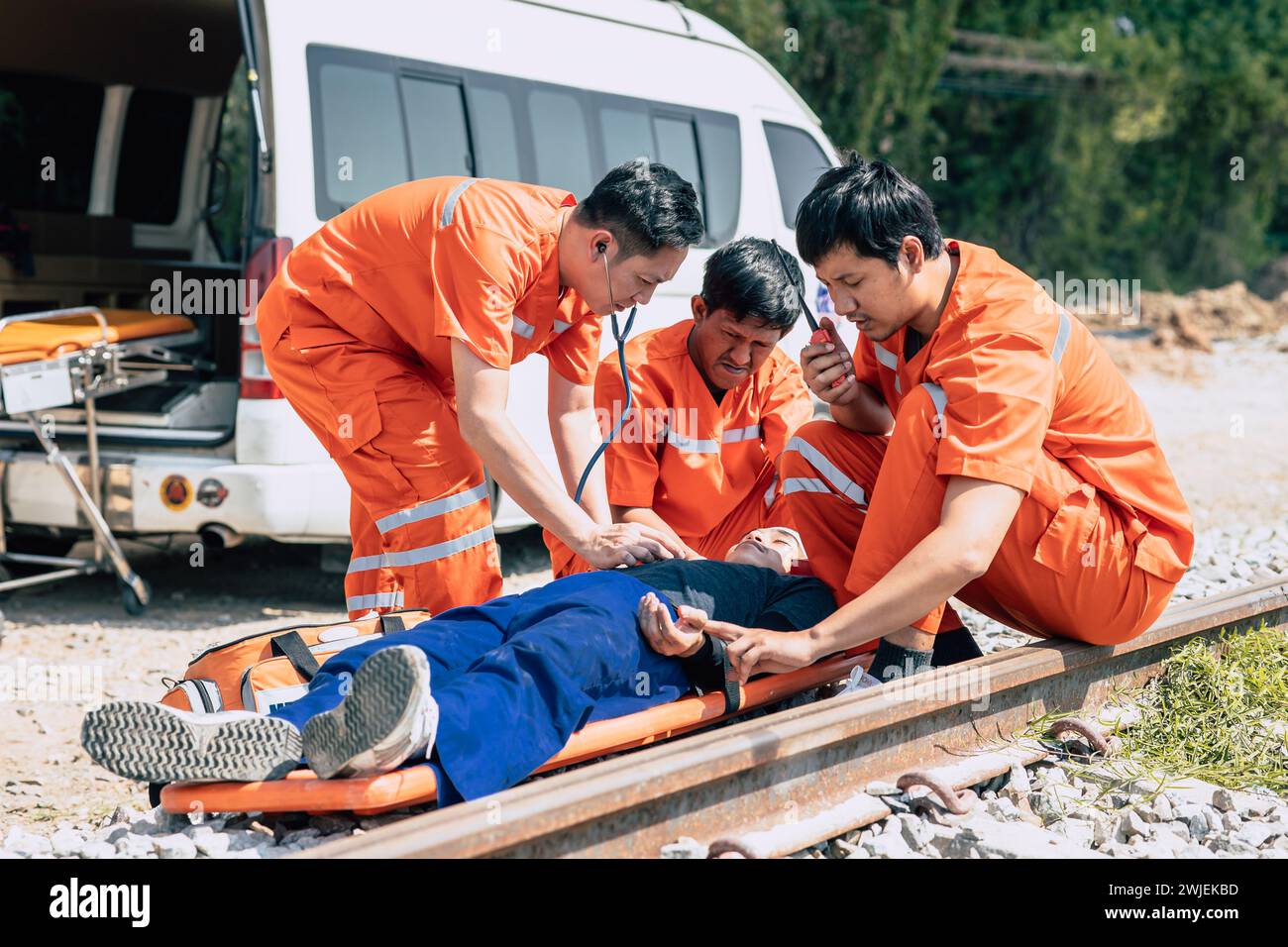 paramedico,medico,emergenza,medico,squadra,lavoro,in,azione,aiuto,primo,aiuto,salvare,persone,vita,a,incidente,sito,all'aperto Foto Stock