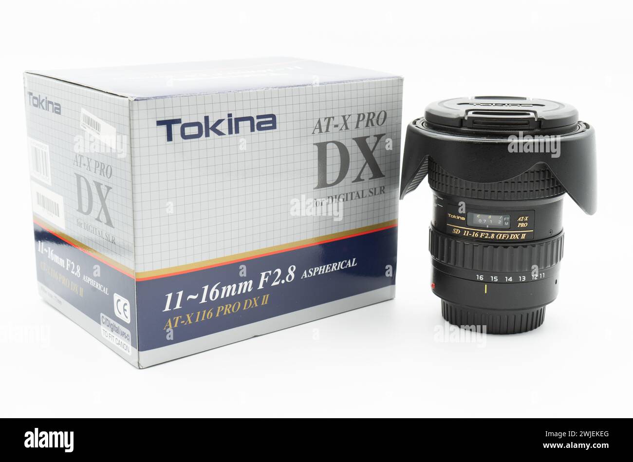 Valencia, Spagna - 8 agosto 2021: Obiettivo fotografico grandangolare Tokina AT-X Pro DXII lunghezza focale 11-16 mm f/2,8 con scatola per fotocamere Canon. Prodotto Foto Stock