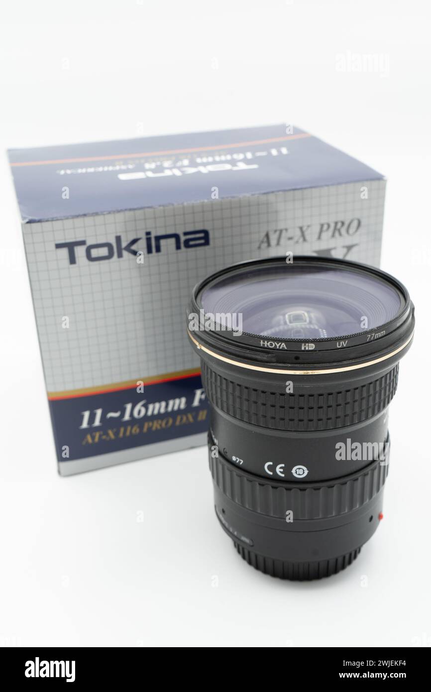 Valencia, Spagna - 8 agosto 2021: Obiettivo fotografico grandangolare Tokina modello AT-X Pro DXII lunghezza focale 11-16 mm f/2,8 con pacchetto sullo sfondo. Foto Stock