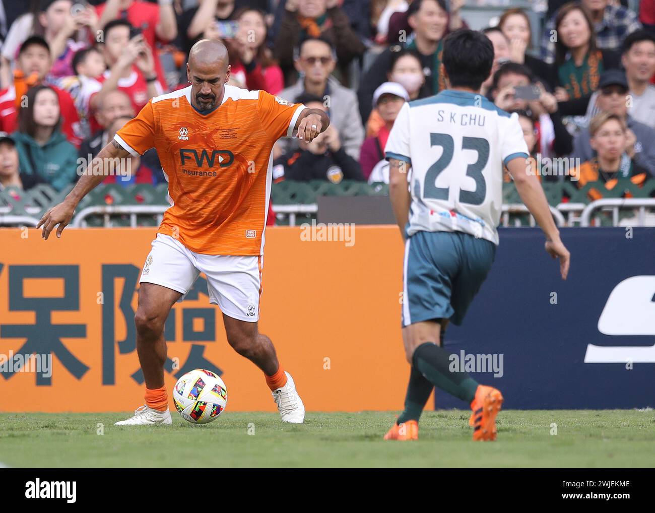 Hong Kong, Hong Kong. 13 febbraio 2024. Juan Sebastian Veron (L) di World Legends visto in azione durante la FWD Insurance Chinese New Year Cup 2024 tra World Legends e Hong Kong Legends all'Hong Kong Stadium. Punteggio finale; World Legends 7:3 Hong Kong Legends. Credito: SOPA Images Limited/Alamy Live News Foto Stock