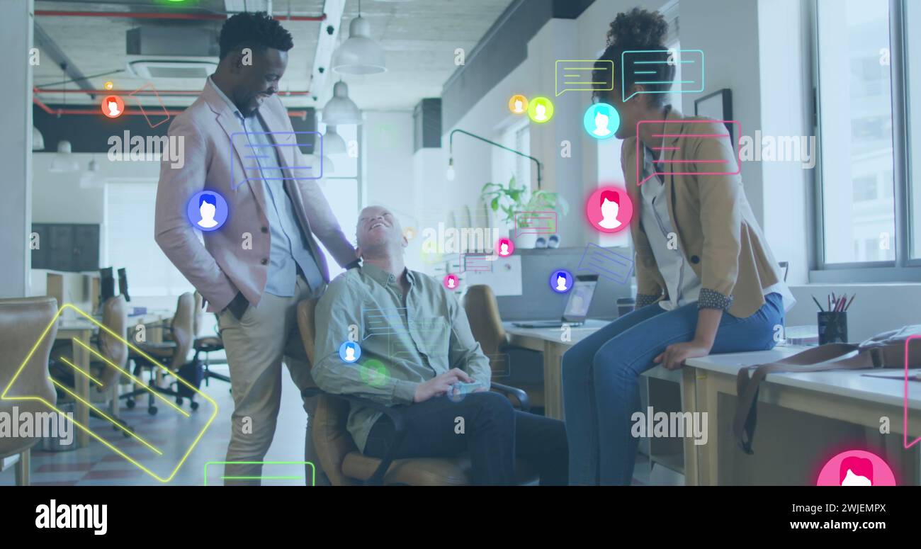 Immagine delle icone dei media su diversi dipendenti aziendali in ufficio Foto Stock