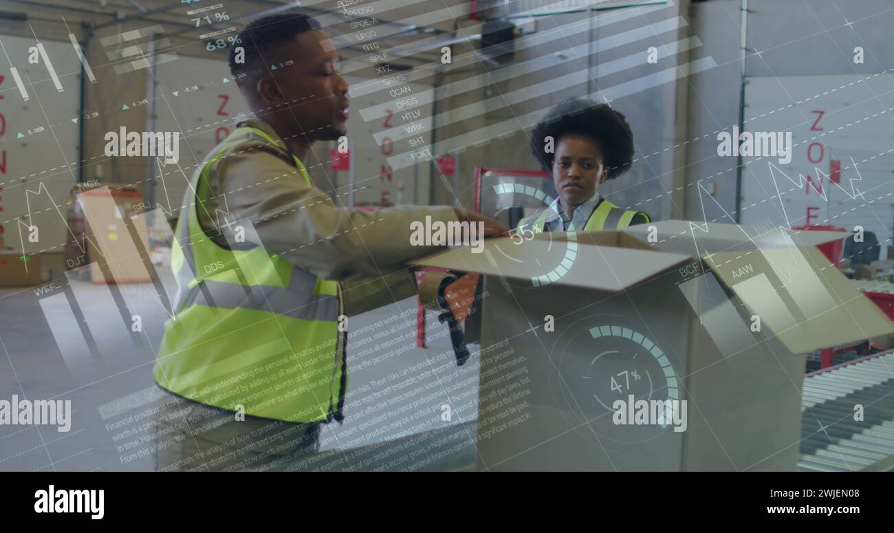 Immagine dell'elaborazione dei dati finanziari su diverse persone che lavorano in magazzino Foto Stock