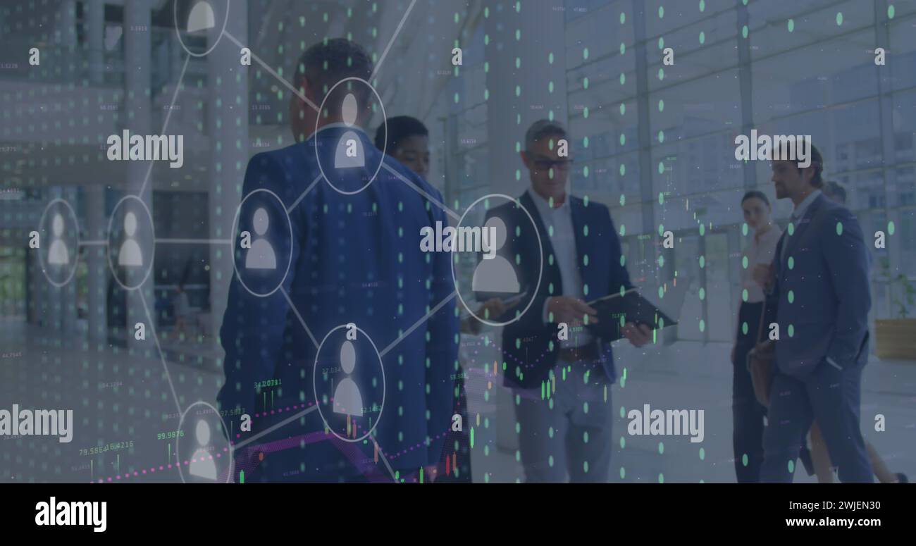 Immagine delle icone e dell'elaborazione dei dati su diversi dipendenti aziendali che lavorano in ufficio Foto Stock