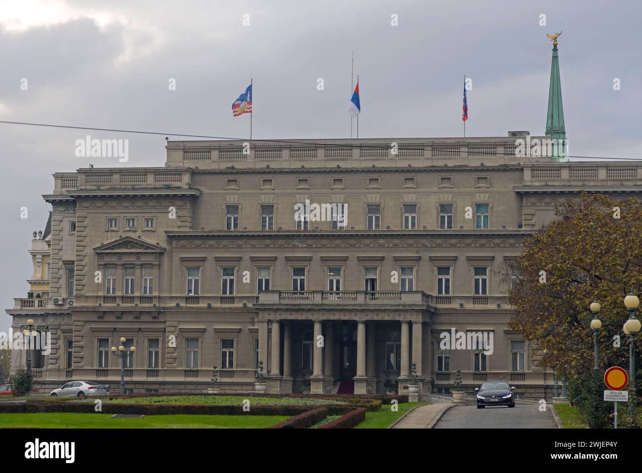 Belgrado, Serbia - 24 novembre 2023: Palazzo Vecchio del Municipio in via Dragoslava Jovanovica, giorno d'autunno nella capitale. Foto Stock