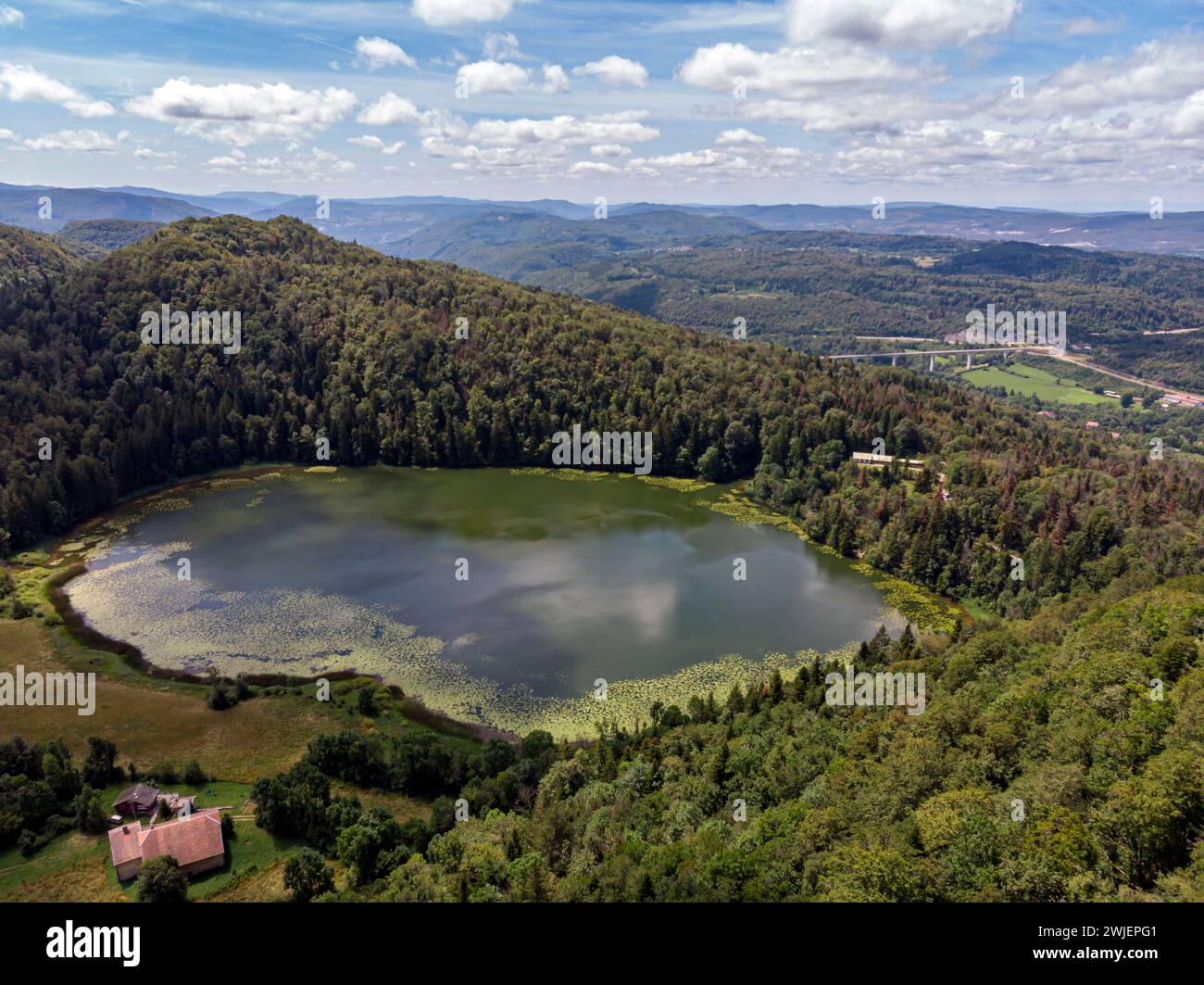 Villards-d'Heria (Francia centro-orientale): Veduta aerea del lago "lac d'Antre" Foto Stock