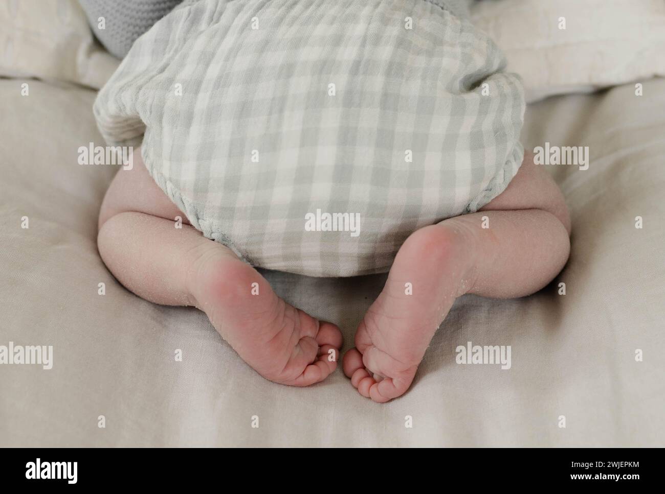 Piedi neonati con dita dei piedi piccole Foto Stock