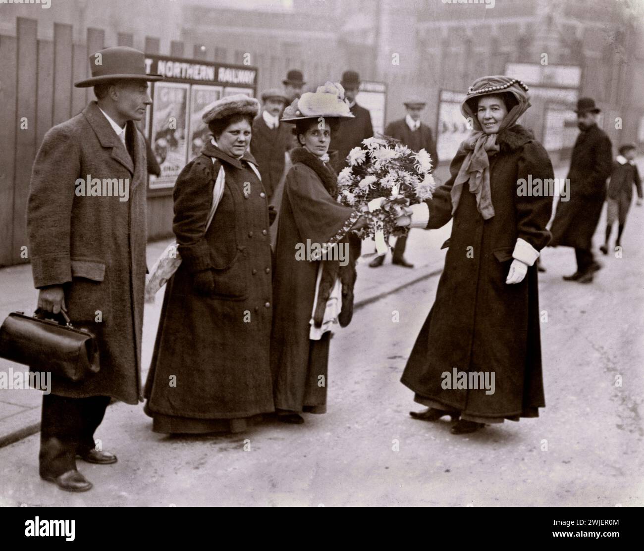 Emmeline Pethick Lawrence, Jennie Baines, Flora Drummond e Federico Pethick Lawrence, c. 1906-1910. Foto Stock