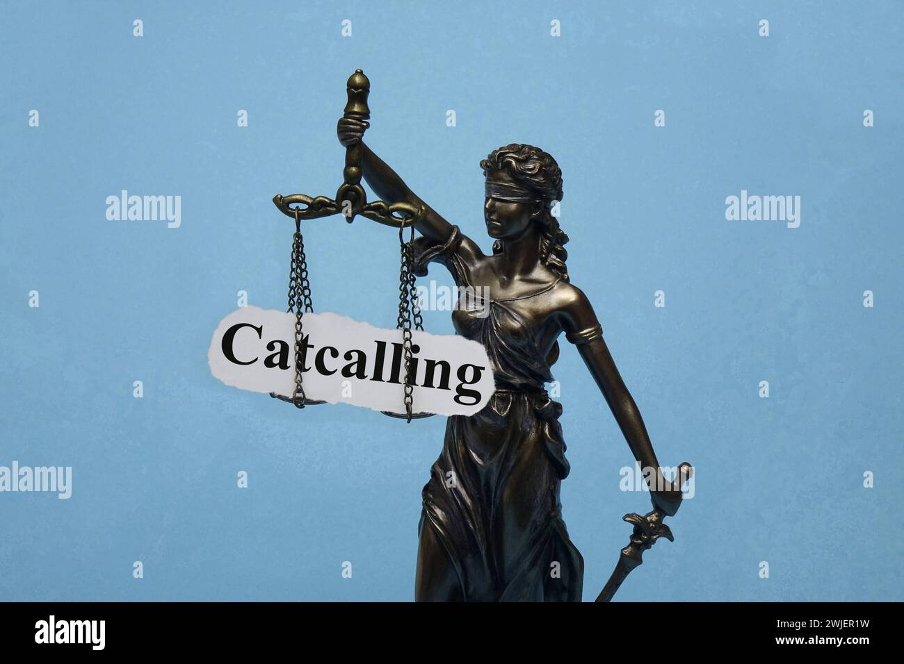 Justitia und Schriftzug Catcalling Justitia und Schriftzug Catcalling, 15.02.2024, Borkwalde, Brandeburgo, Das Modell der Justitia trägt den Schriftzug Catcalling. *** Justitia e lettering Catcalling Justitia e lettering Catcalling, 15 02 2024, Borkwalde, Brandeburgo, il modello di Justitia porta la scritta Catcalling Foto Stock