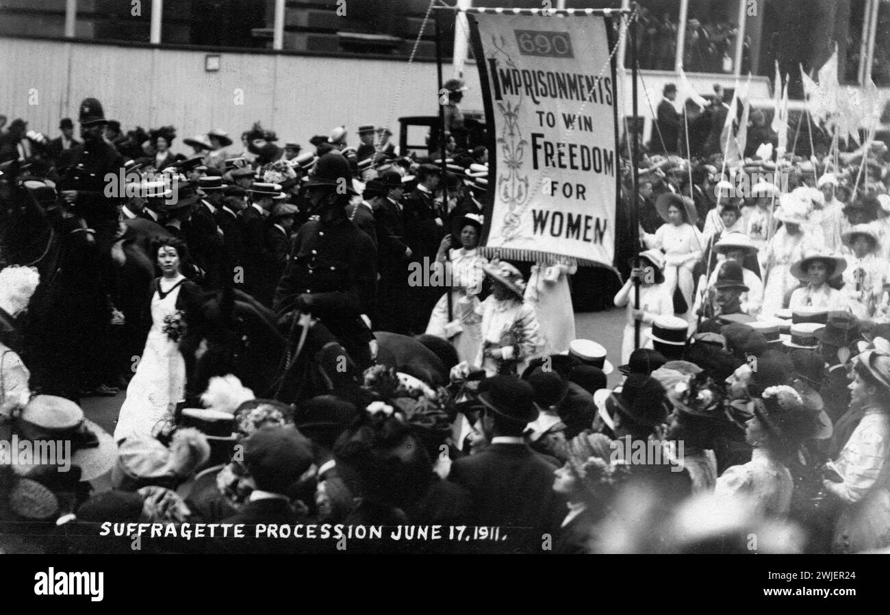Suffragette Procession, 17 giugno 1911. Londra, Regno Unito. Cartolina fotografica, stampata, carta, monocromatica, processo a suffragetta, ripresa dall'alto, Christabel Pankhurst in abito bianco e vesti accademiche davanti a uno striscione "690 RECLUSIONI PER OTTENERE LA LIBERTÀ PER LE DONNE", Foto Stock