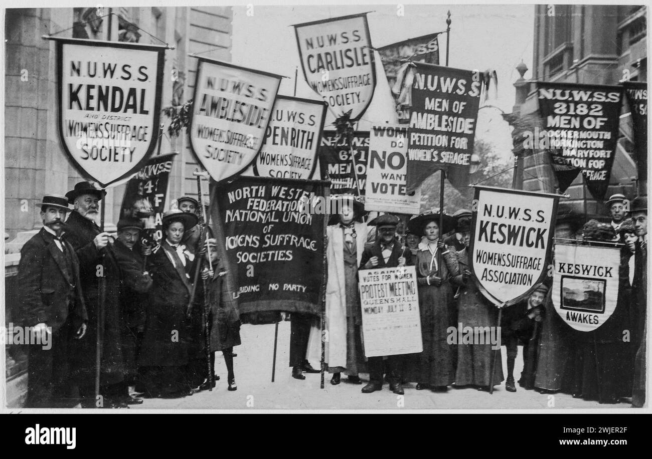 Processione NUWSS del 13 giugno 1908. Suffragette maschili e femminili provenienti da Westmorland, Cumbria, che si radunano alla manifestazione dell'Unione Nazionale delle società di suffragio femminile, Londra; i sostenitori portano striscioni che rappresentano Kendal, Ambleside, Penrith, Carlisle e Keswick; nella foto la seconda fossa canonica sinistra, tenendo lo striscione Kendal, quarta a sinistra Miss e Johnson; e centro Catherine Marshall, tenendo in mano la bandiera della North Western Federation of Women's Suffrage Societies. Foto Stock