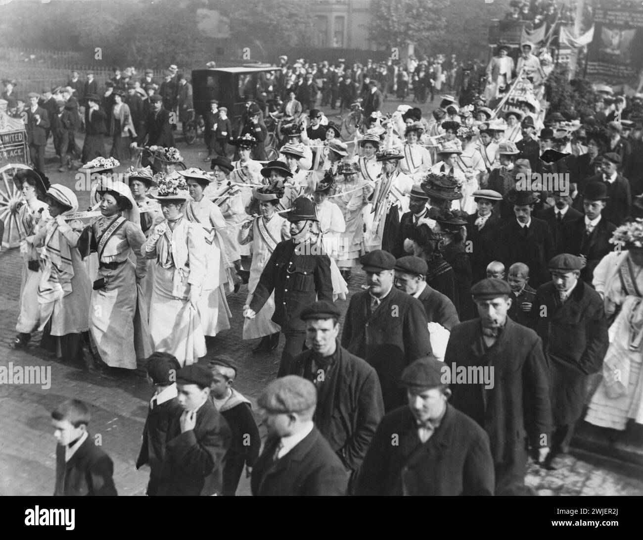 Suffragette di trattamento, Londra, Regno Unito c.1908. Tre file di donne vestite di bianco che indossano fasce "Vota per le donne" e nastri "Vota per le donne" sulle spalle. L'immagine mostra una delle squadre della Womens Social & Political Union (WSPU) che ha trascinato via da Holloway la carrozza dei prigionieri rilasciati Foto Stock