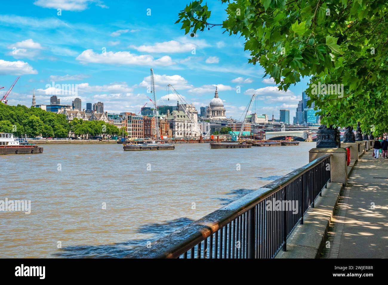 Vista dello skyline della città dalla Queen's Walk lungo il Tamigi. Londra, Inghilterra Foto Stock