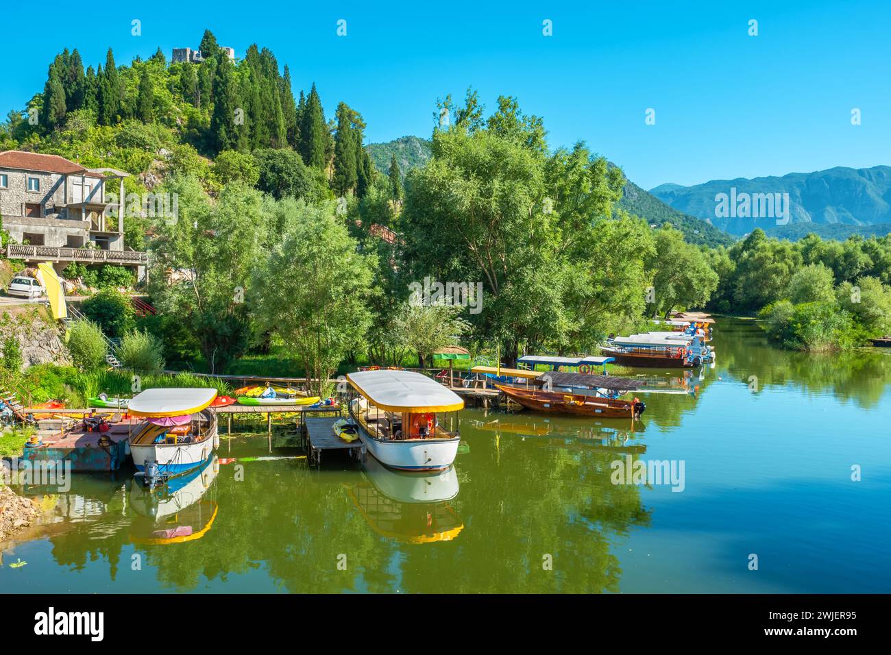 Barche ai moli del villaggio di Virpazar vicino al lago Skadar. Montenegro Foto Stock