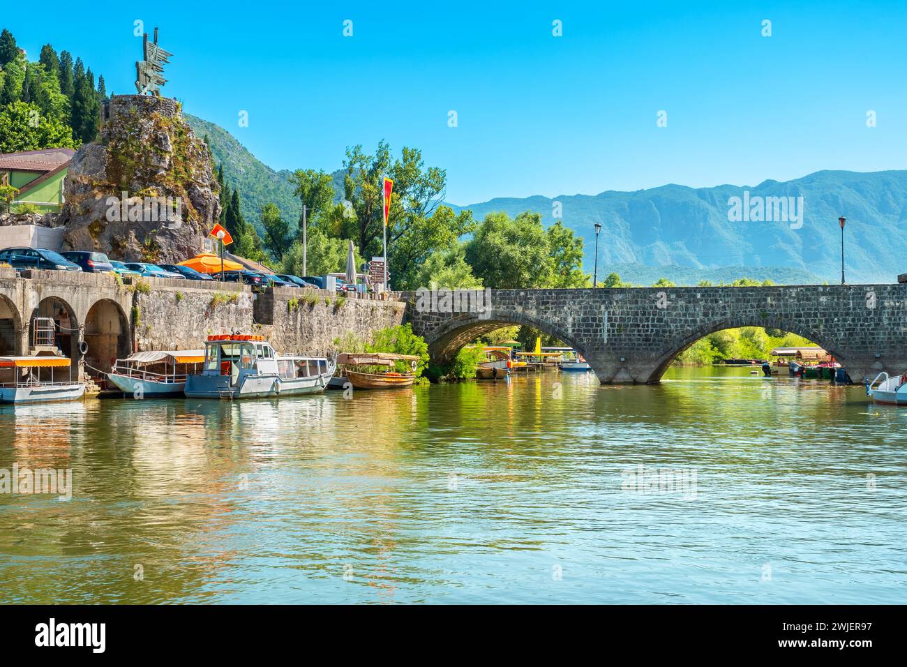 Ponte in pietra ad arco nel villaggio di Virpazar vicino al lago Skadar. Montenegro Foto Stock