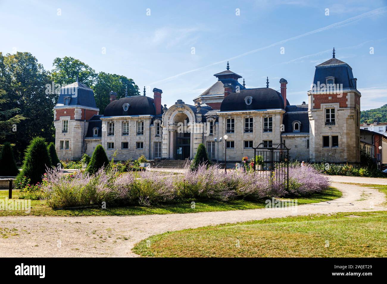 Lons-le-Saunier (Francia centro-orientale): Bagni termali “Thermes Ledonia” visti dal parco “parc des Bains” Foto Stock