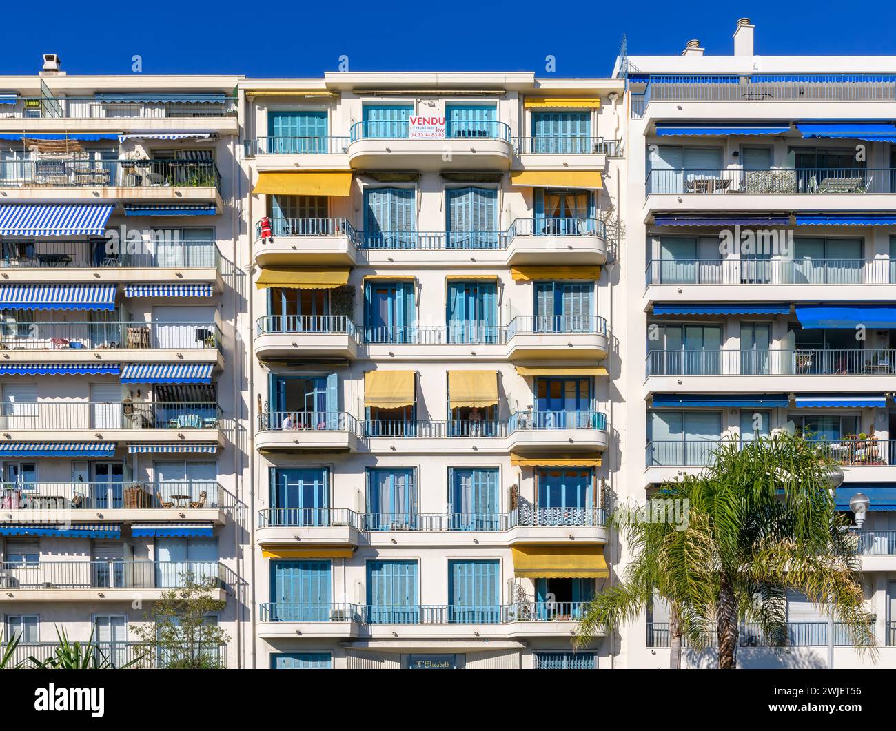 Appartamenti moderni, eleganti e colorati con balconi soleggiati sulla Promenade des Anglais di Nizza, sulla Costa Azzurra, Francia. Foto Stock