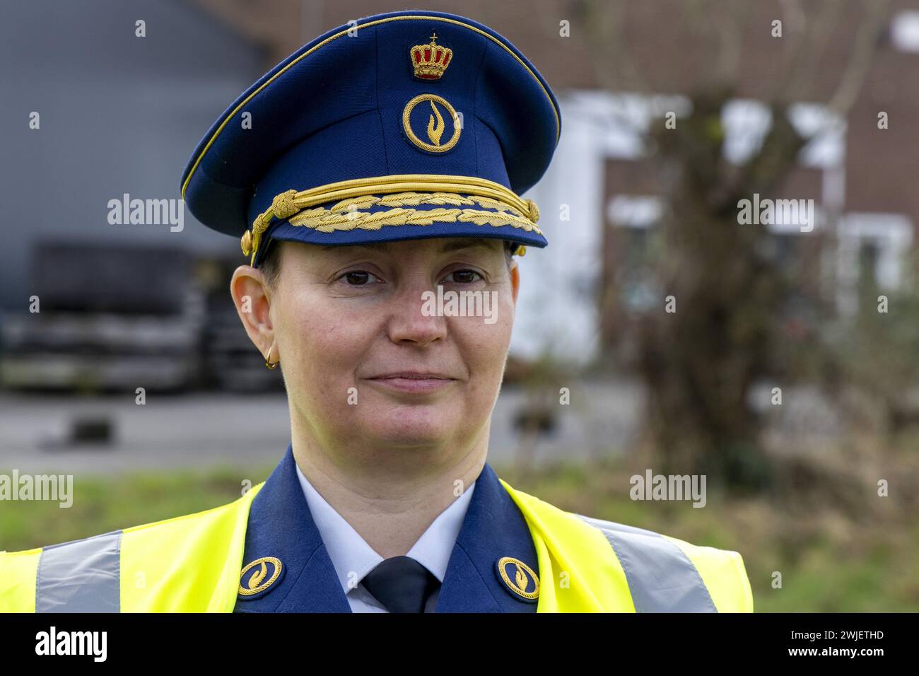 Dilbeek, Belgio. 15 febbraio 2024. La direttrice della polizia ferroviaria (Spoorwegpolitie - Police des Chemins de Fer) Stephanie Silvestre posa per il fotografo durante la presentazione di due nuovi sistemi di sicurezza della compagnia di infrastrutture ferroviarie Infrabel, giovedì 15 febbraio 2024, a Groot-Bijgaarden, Dilbeek. BELGA FOTO NICOLAS MAETERLINCK credito: Belga News Agency/Alamy Live News Foto Stock