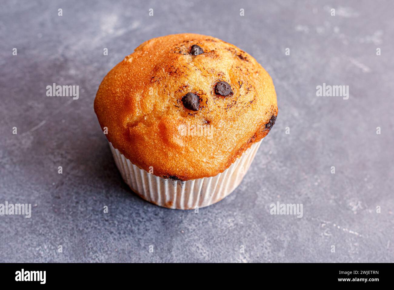 Muffin al mirtillo foto ravvicinata ad angolo basso su sfondo scuro Foto Stock