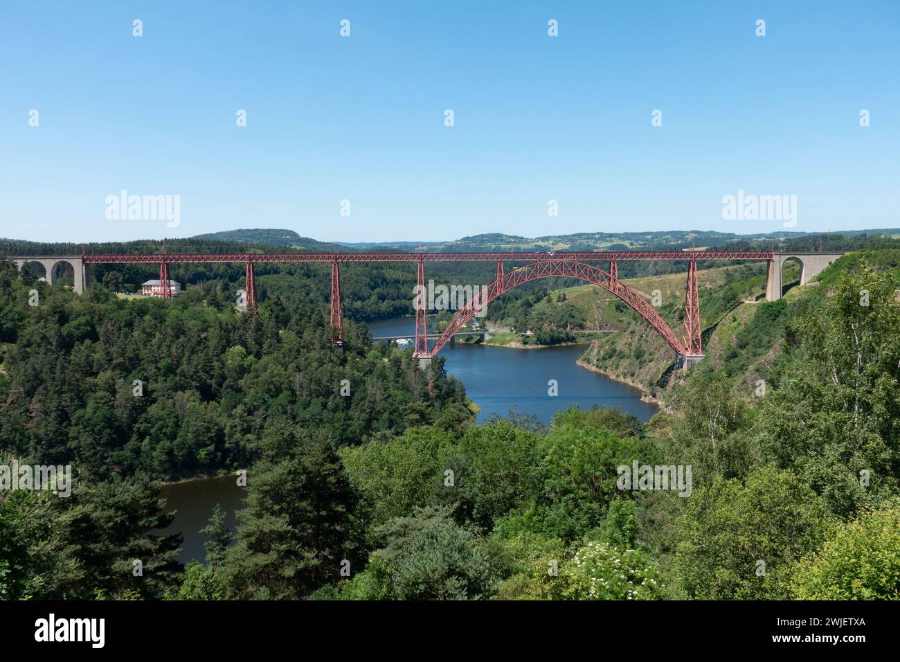 Ruynes-en-Margeride (Francia centro-meridionale): Il viadotto Garabit, un ponte ad arco ferroviario che attraversa il Truyere costruito da Gustave Eiffel. Edificio re Foto Stock