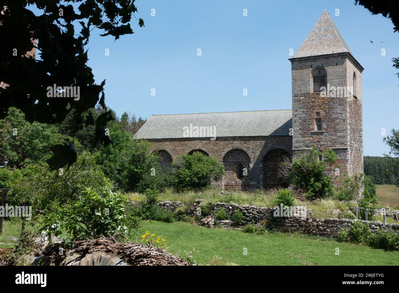 Aubrac (sud della Francia): Chiesa di Notre-Dame-des-pauvres nel Parco naturale regionale Aubrac. Edificio registrato come National Historic Landmark (FR Foto Stock