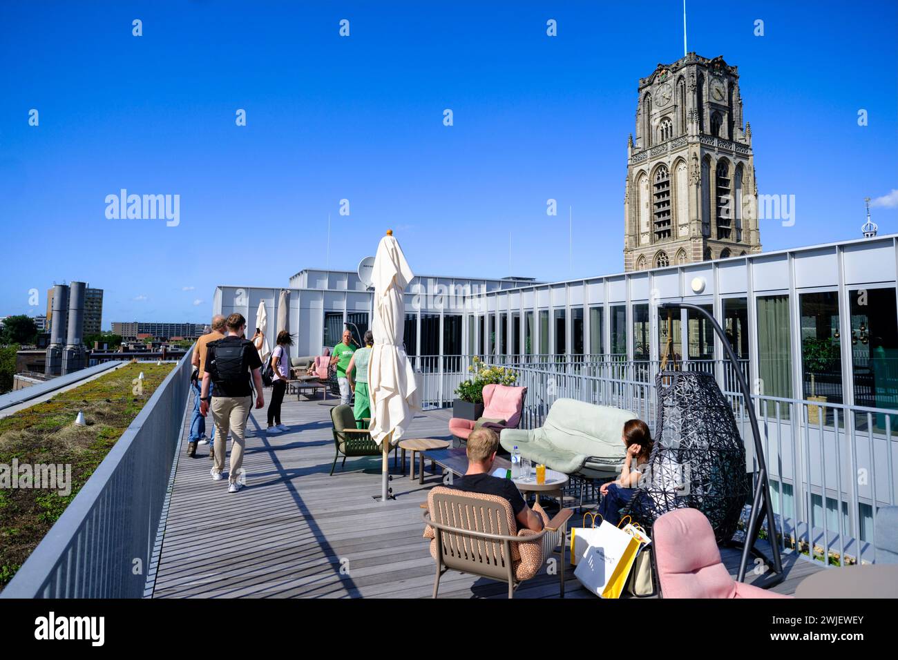 Paesi Bassi, Rotterdam: St Lawrence Church (Grote of Sint-Laurenskerk) nel centro della città vista dalla terrazza sul tetto del Motel One Foto Stock