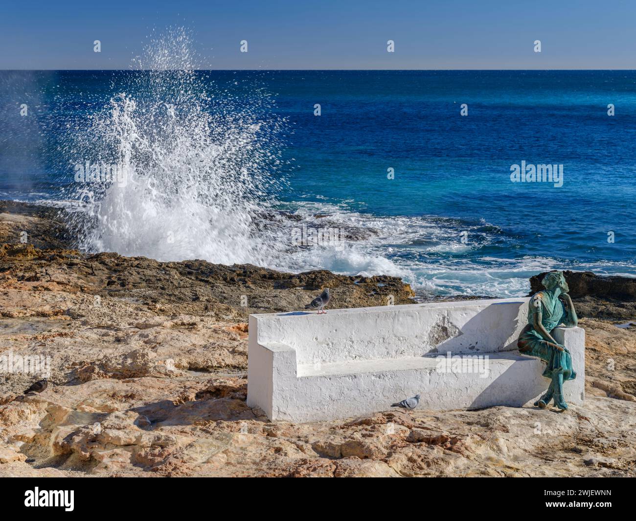 La scultura in bronzo bella Lola è seduta su una panchina di pietra bianca che si affaccia sul Mediterraneo sul lungomare di Torrevieja ad Alicante. Foto Stock