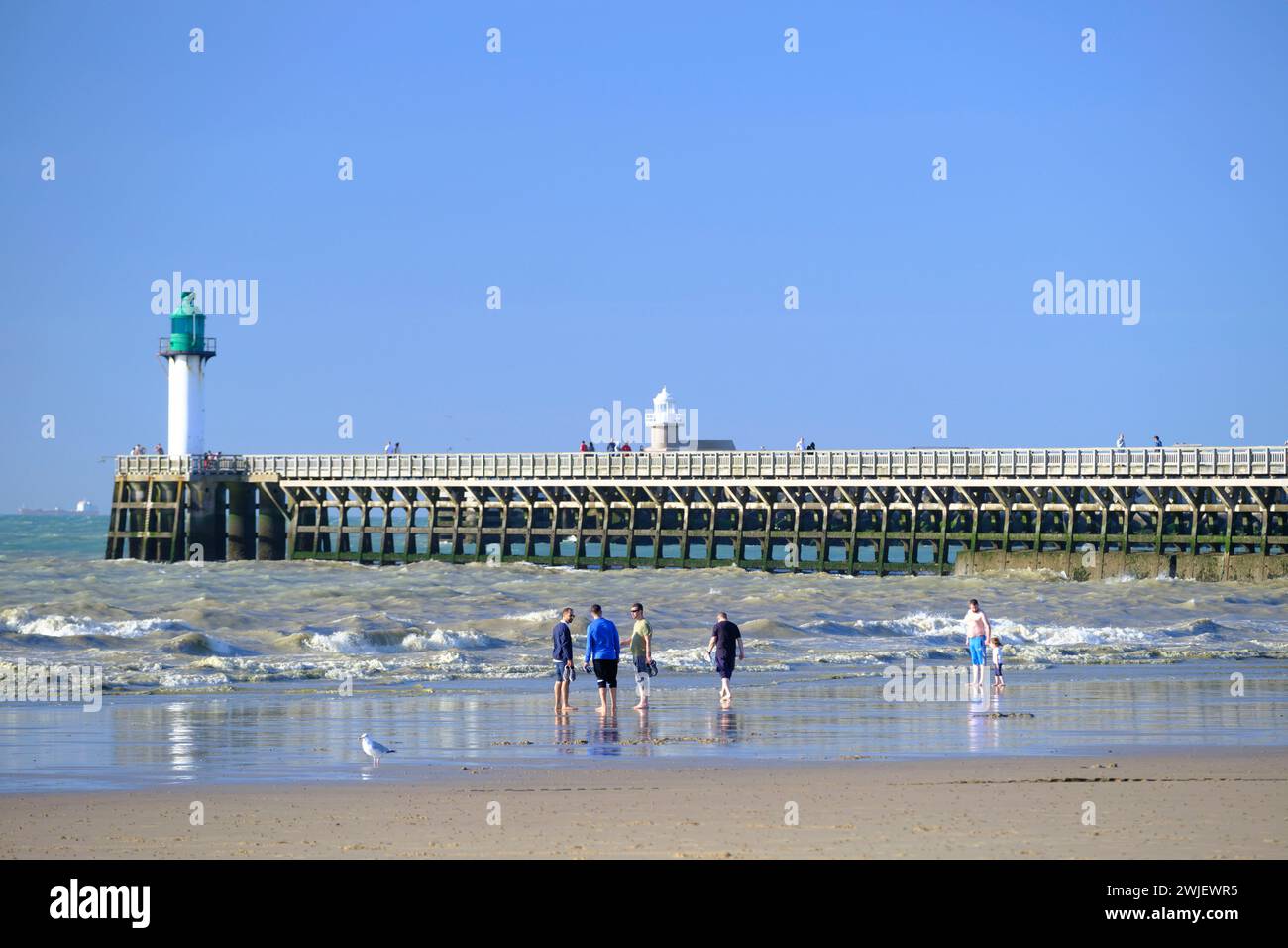 Calais, lungo la zona costiera della 'Cote d'Opale' (Francia settentrionale): Il molo e la spiaggia Foto Stock