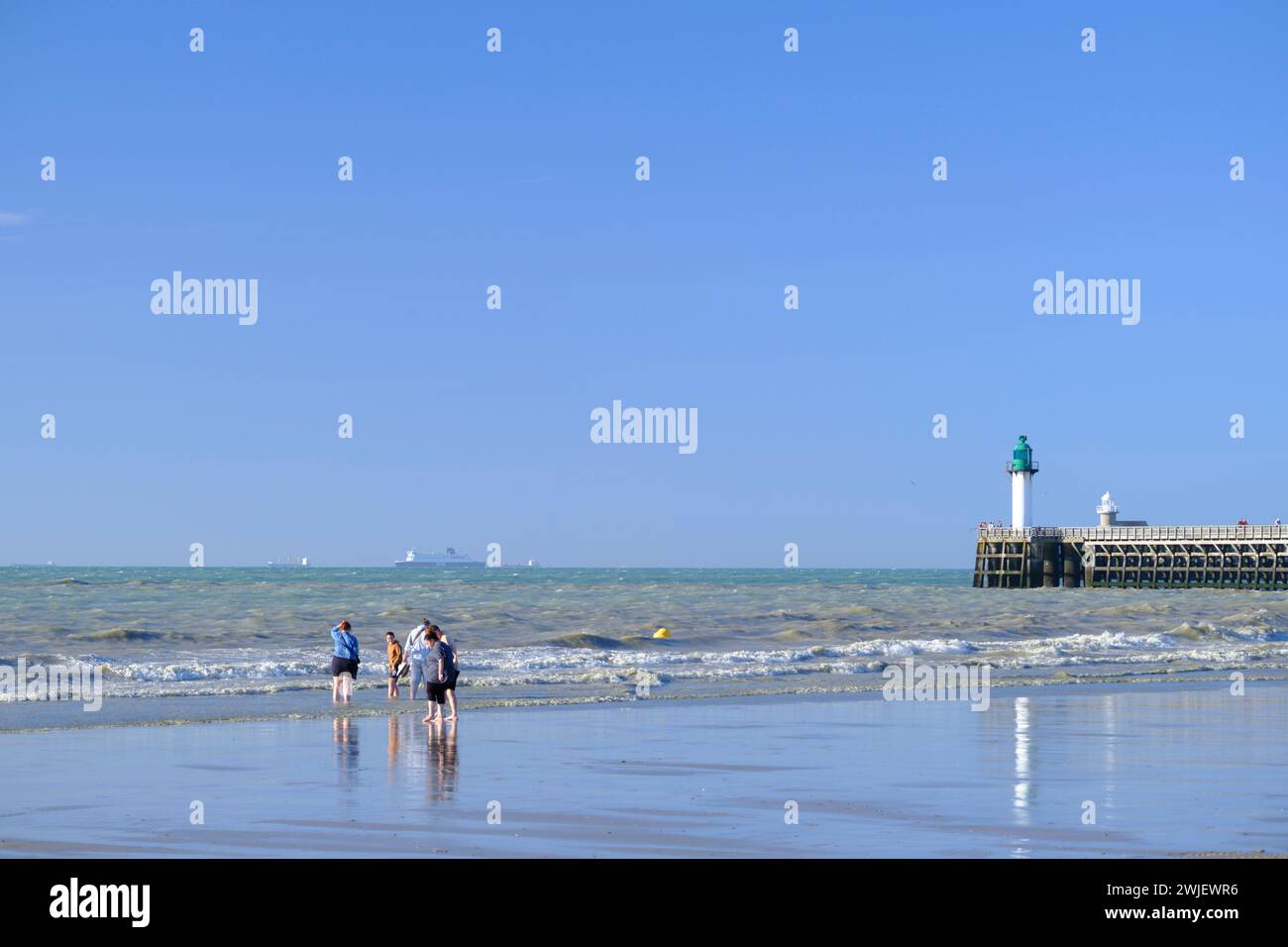 Calais, lungo la zona costiera della 'Cote d'Opale' (Francia settentrionale): Il molo e la spiaggia Foto Stock