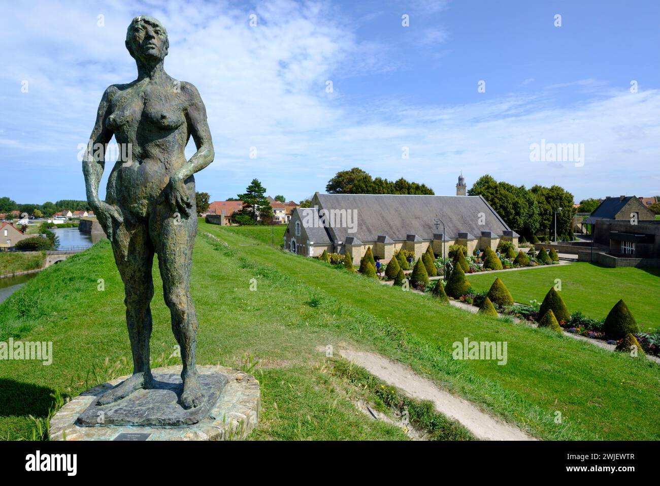 Gravelines (Francia settentrionale): Statua “la Vigie” dello scultore Charles Gadenne nel giardino formale “Jardin de l’Arsenal” Foto Stock
