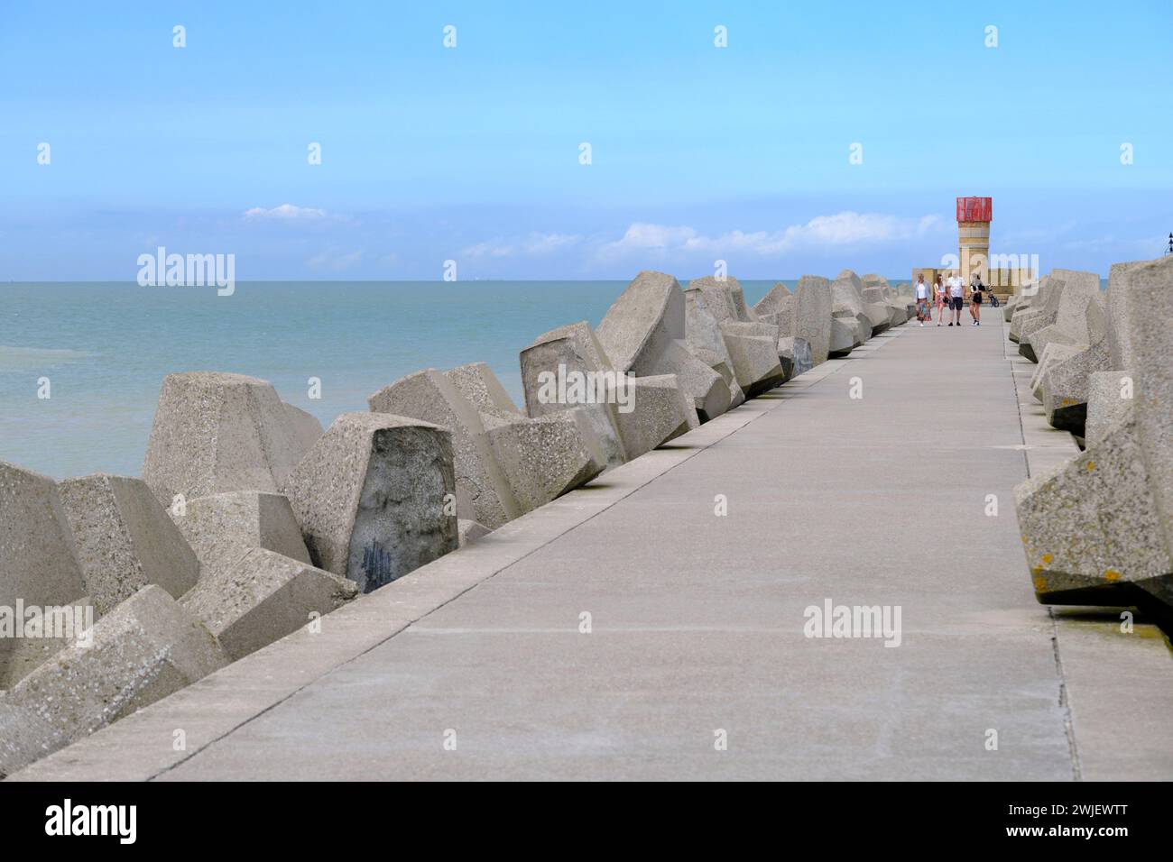 Gravelines (Francia settentrionale): Escursionisti sul molo Foto Stock