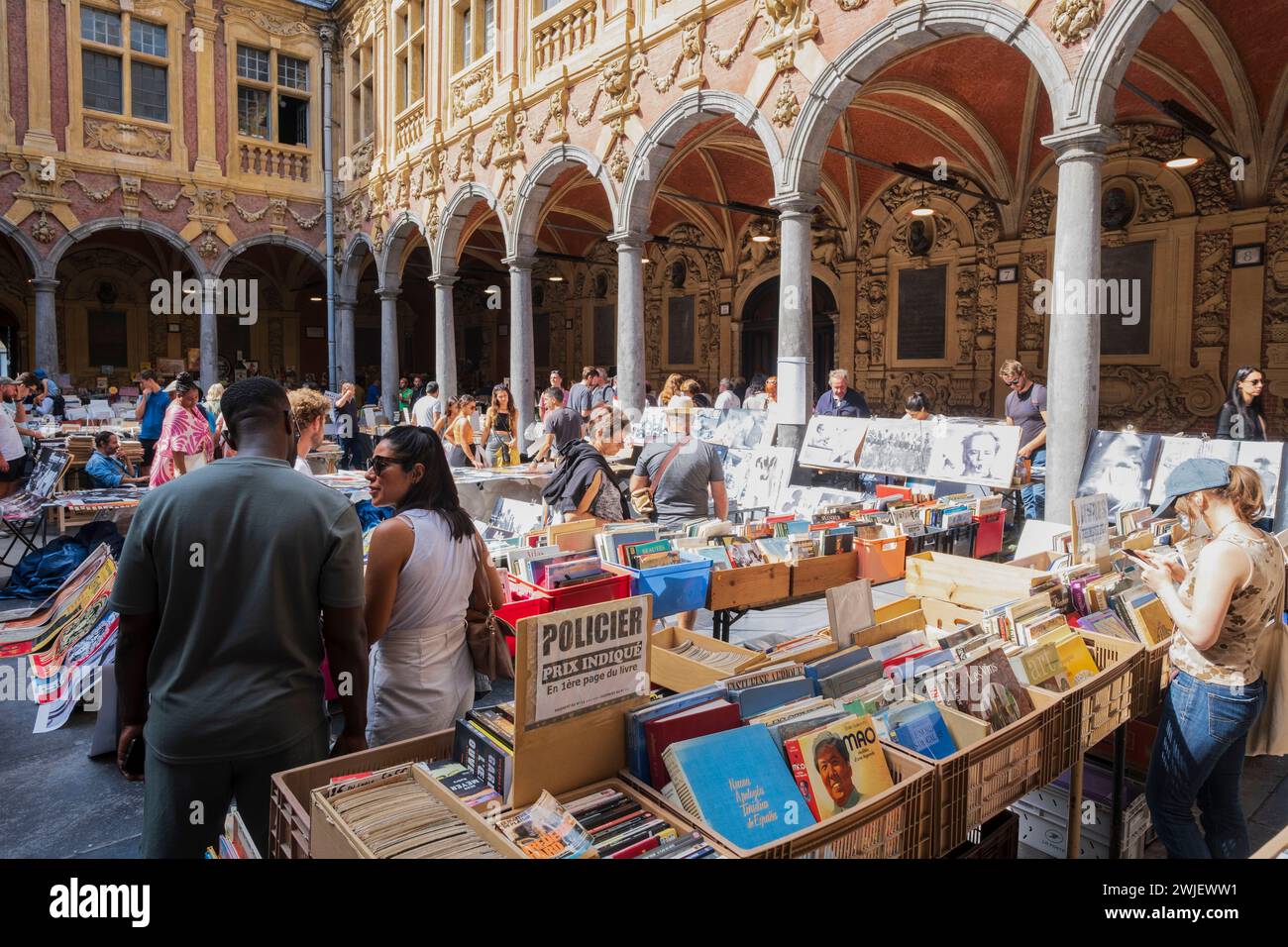 Mercato delle pulci di Lille il 3 settembre 2023 (Francia settentrionale): Venditori di libri di seconda mano presso la Vieille Bourse (Old Stock Exchange) Foto Stock