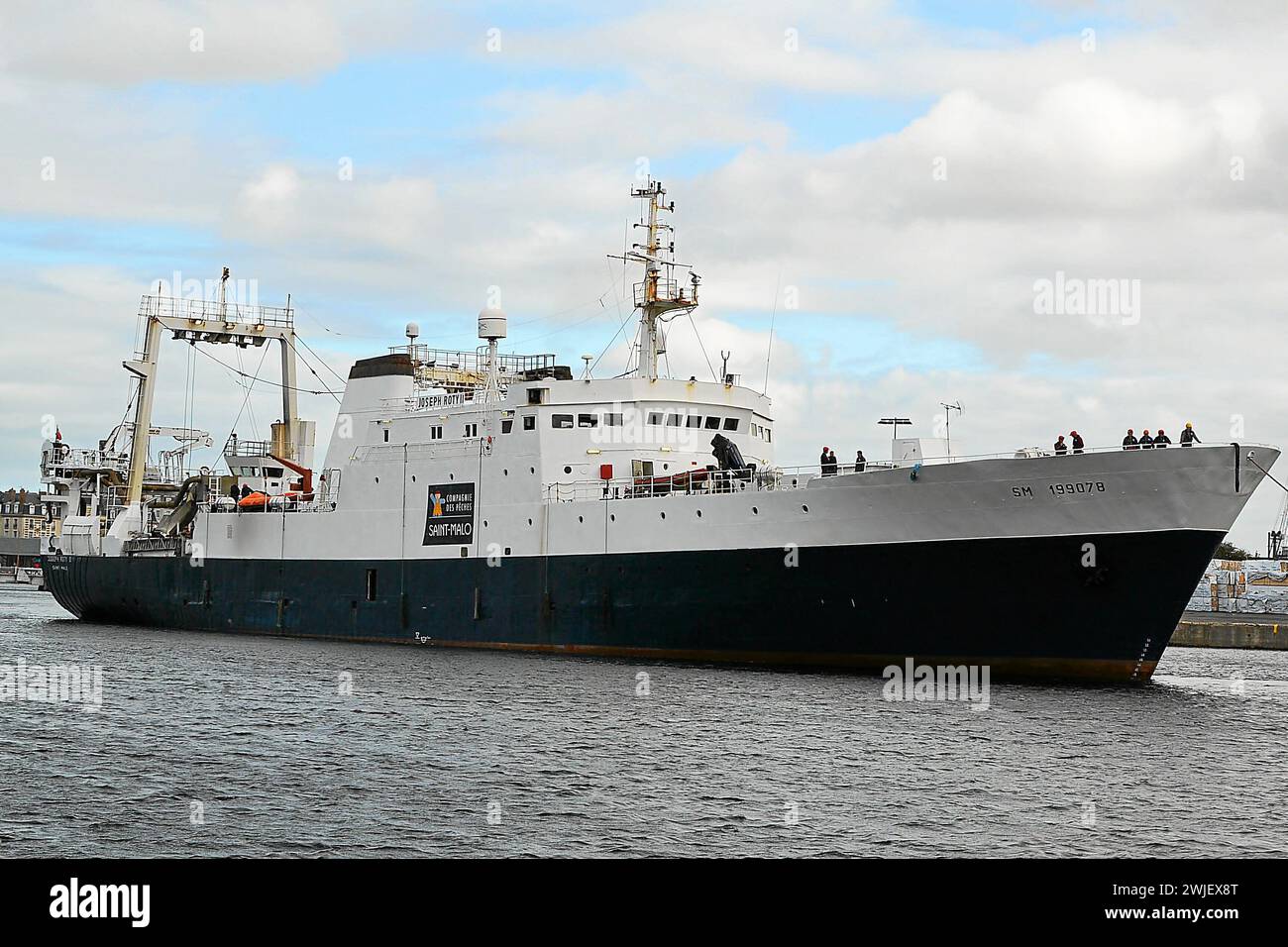 © PHOTOPQR/LE TELEGRAM/Philippe Delacote ; ; 15/02/2021 ; le Joseph-Roty II faisant Route pêche du bassin Duguay-Trouin le Joseph-Roty II (ci-dessus), long de 90 mètres, va être remplacé par un navire usine de 145 mètres destiné à fabriquer du surimi industriel, le Plus Grand chalutier pélagique du Ilmones de Annelélagique de. Foto de 2021. La pesca Joseph-Roty II nel bacino di Duguay-Trouin la Joseph-Roty II (sopra), lunga 90 metri, sarà sostituita da una nave officina di 145 metri destinata alla produzione di surimi industriali, il più grande pesce pelagico da traino del mondo, l'Annelies Ilena. Foto Stock