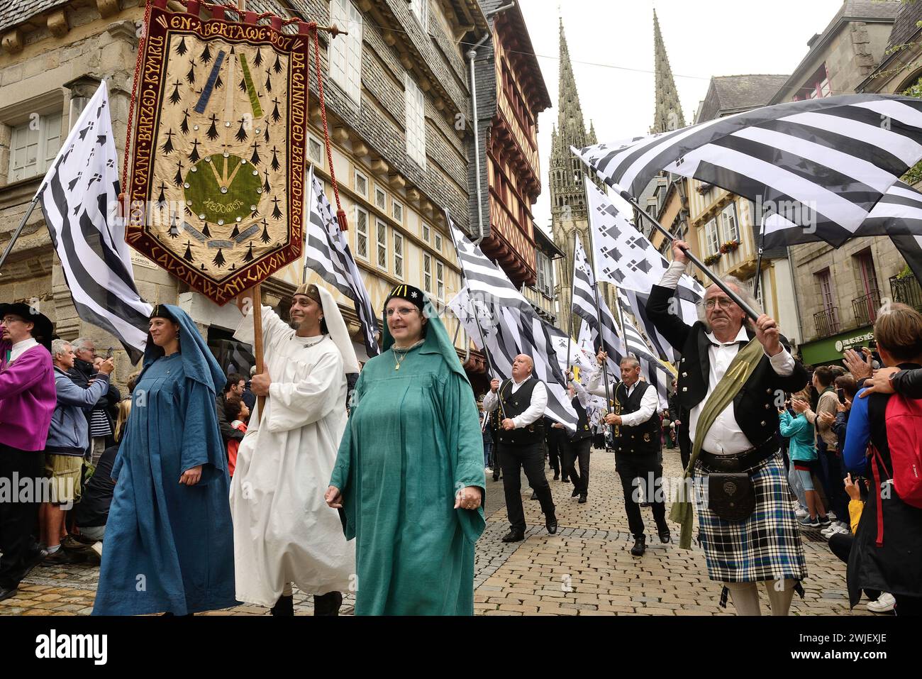 Quimper (Bretagna, Francia nord-occidentale): 100a edizione del festival bretone annuale “Festival de Cornouaille” (o Cornouaille Kemper). Il grande Par Foto Stock
