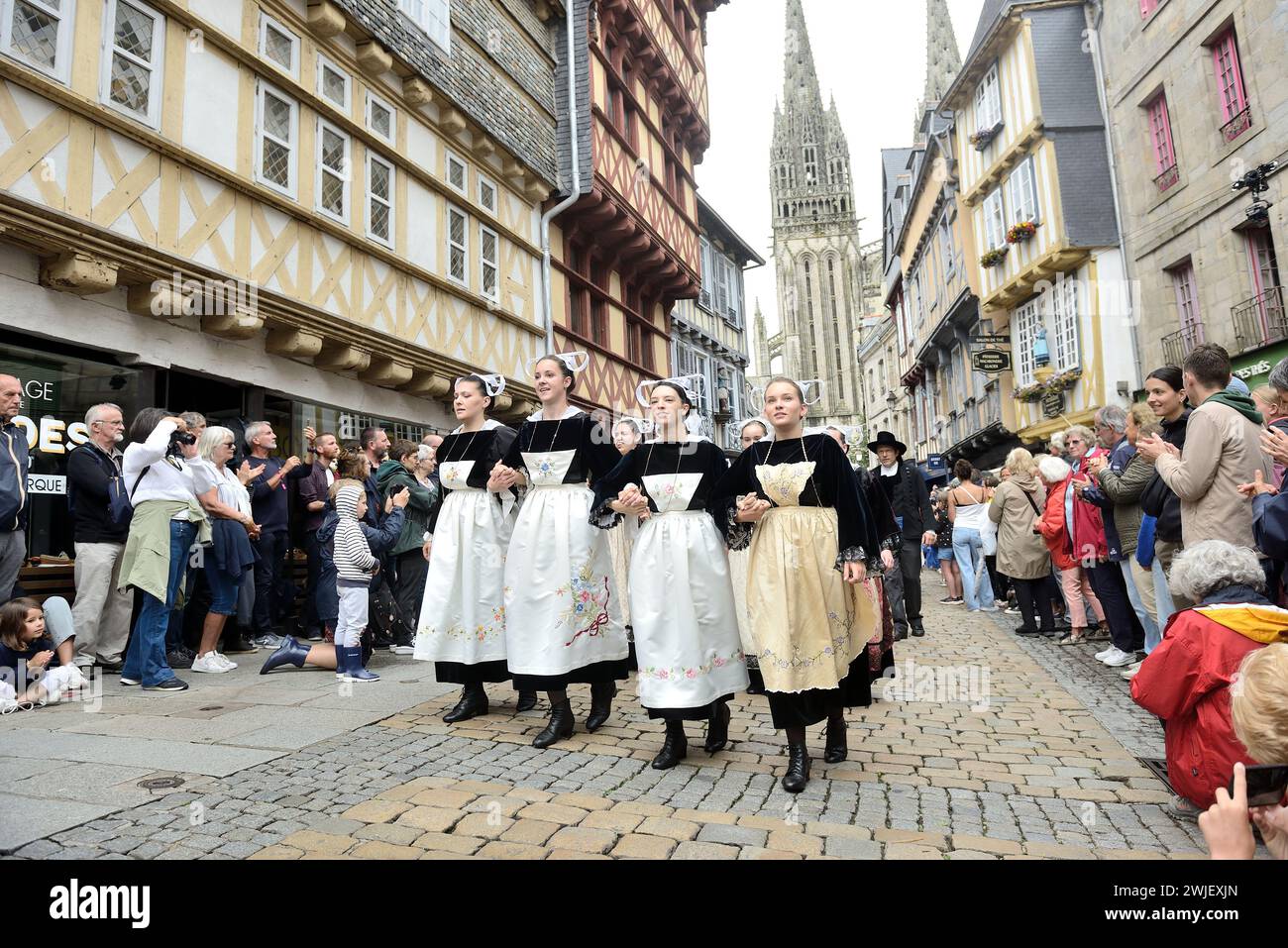 Quimper (Bretagna, Francia nord-occidentale): 100a edizione del festival bretone annuale “Festival de Cornouaille” (o Cornouaille Kemper). Il grande Par Foto Stock