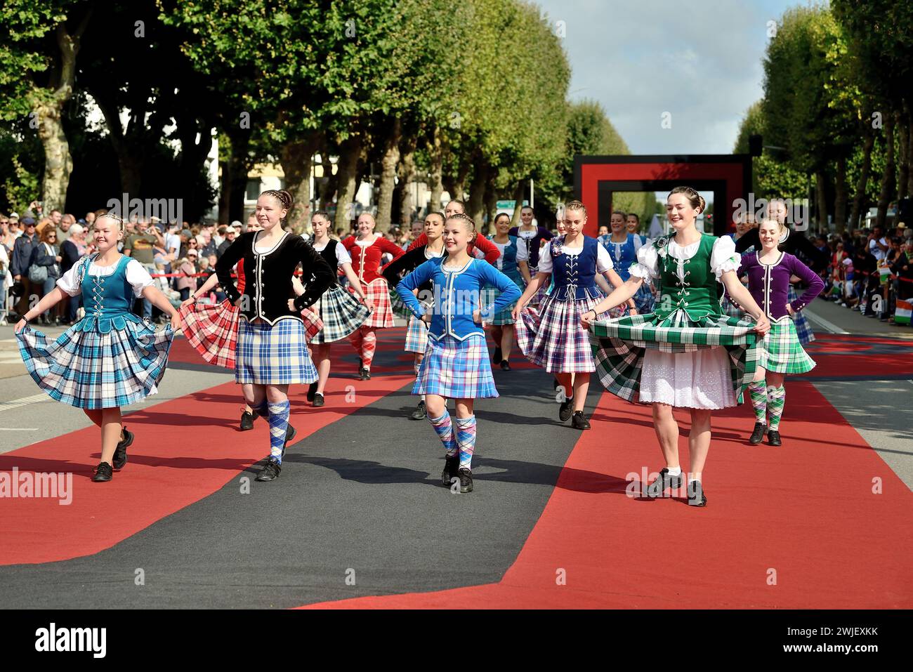 52° Lorient Interceltic Festival (Bretagna nord-occidentale Francia): Grande parata delle Nazioni celtiche il 6 agosto 2023. La Keltika Highland Dance Team (. Foto Stock