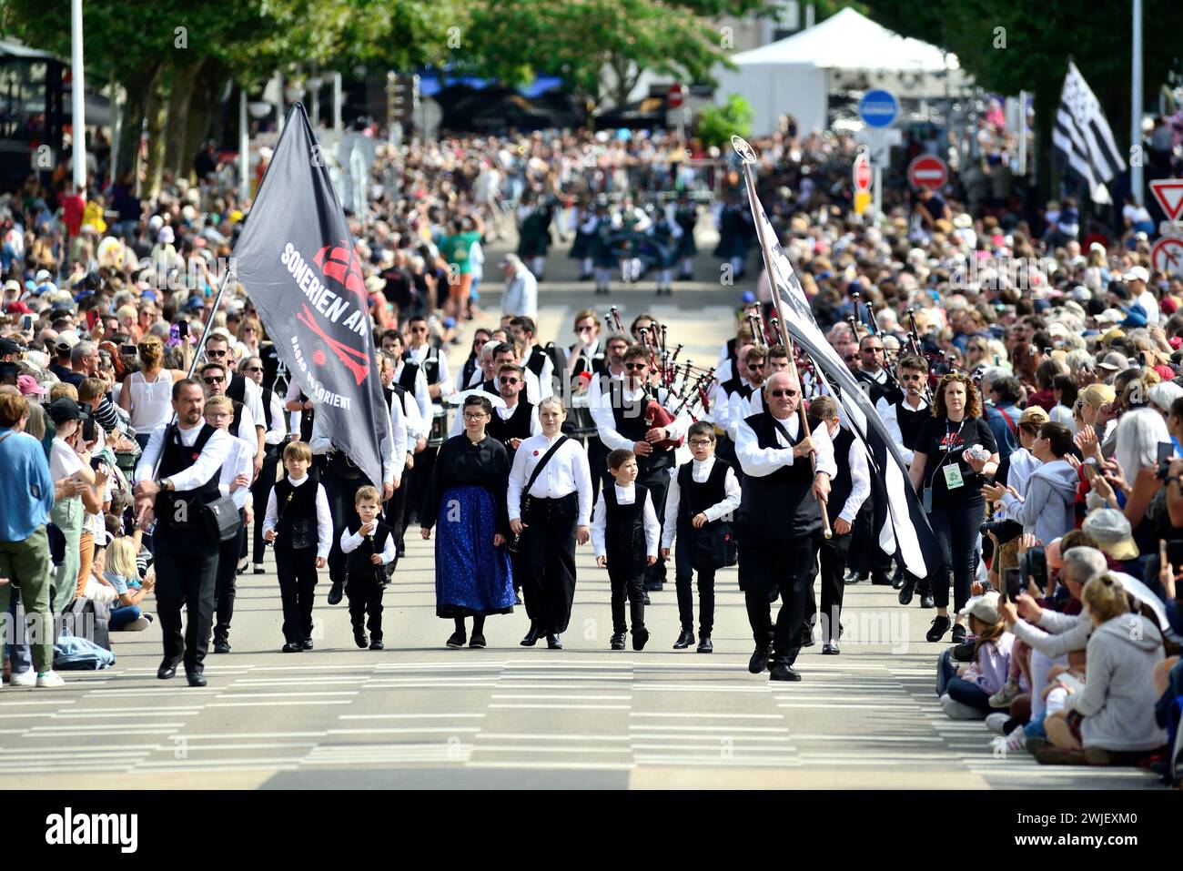 52° Lorient Interceltic Festival (Bretagna nord-occidentale Francia): Grande parata delle Nazioni celtiche il 6 agosto 2023. Band bretone Sonerien an Oria Foto Stock